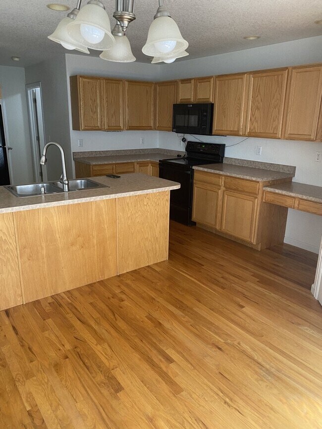 Building Photo - AVAILABLE SEPTEMBER! Charming Townhome in ...