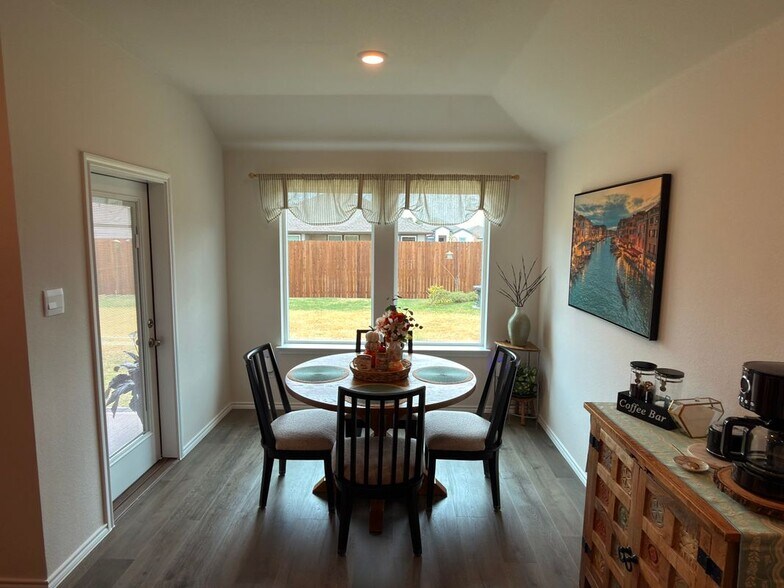 Building Photo - 403 Silverbirch Dr