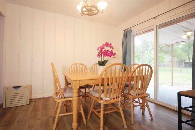 Building Photo - 9137 White Oak Dr