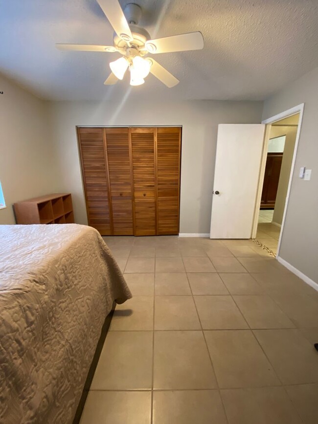 Building Photo - Beautiful Lakefront Condo!