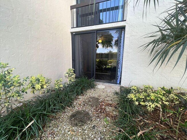 Building Photo - 825 Egret Cir