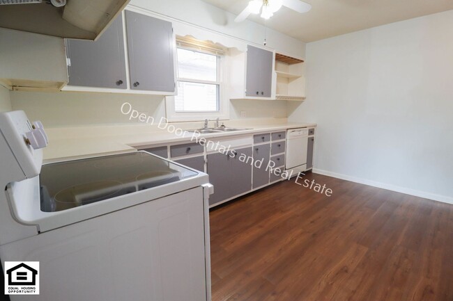 Building Photo - ** $300.00 OFF FIRST MONTHS RENT** Great 3...