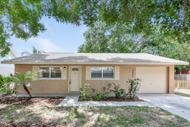 Building Photo - 2451 Glenview Dr