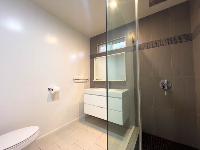 Building Photo - 15424 Camarillo St