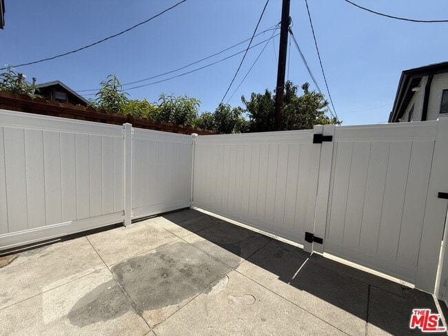 Building Photo - 2615 Carmona Ave