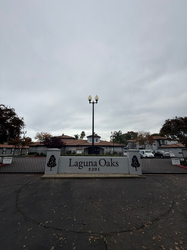 Building Photo - 5201 Laguna Oaks Dr