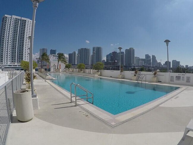 Building Photo - 10 SW South River Dr