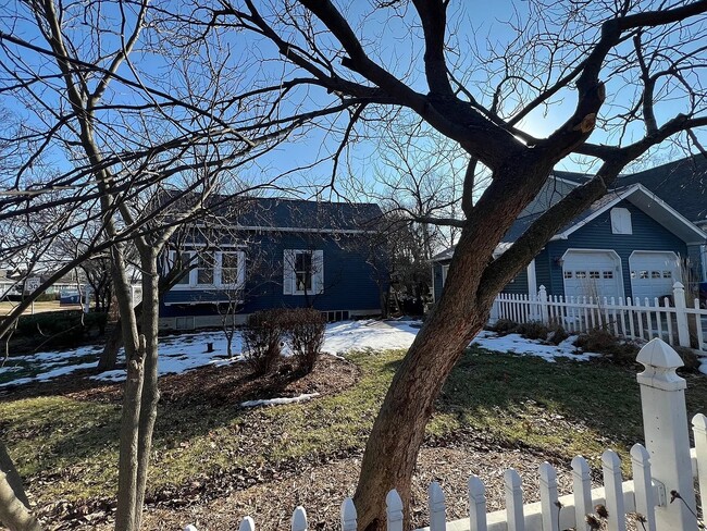 Building Photo - 800 E Belmont Ave