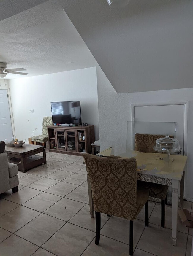 Building Photo - 306 E Ludlow Dr