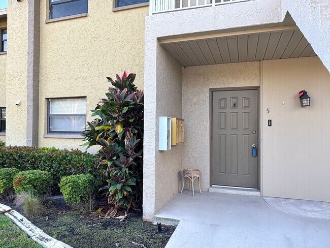 Building Photo - 1st Floor Apartment with Pool, Tennis Court & More in North Fort Myers