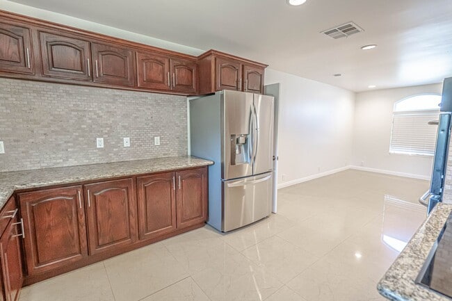 Building Photo - Spacious Single-Story 3-Bedroom Home in Va...