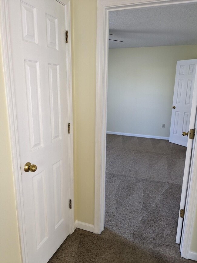 Building Photo - 2411 Carnation Dr