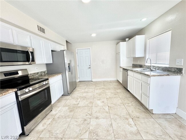 Building Photo - 640 E San Lorenzo St