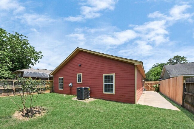 Building Photo - 11643 Antoine Dr