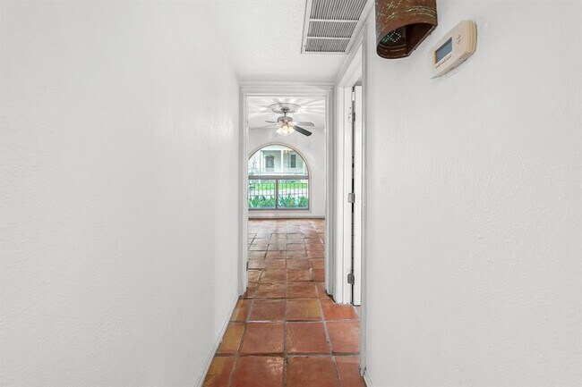 Building Photo - 505 W 7th St