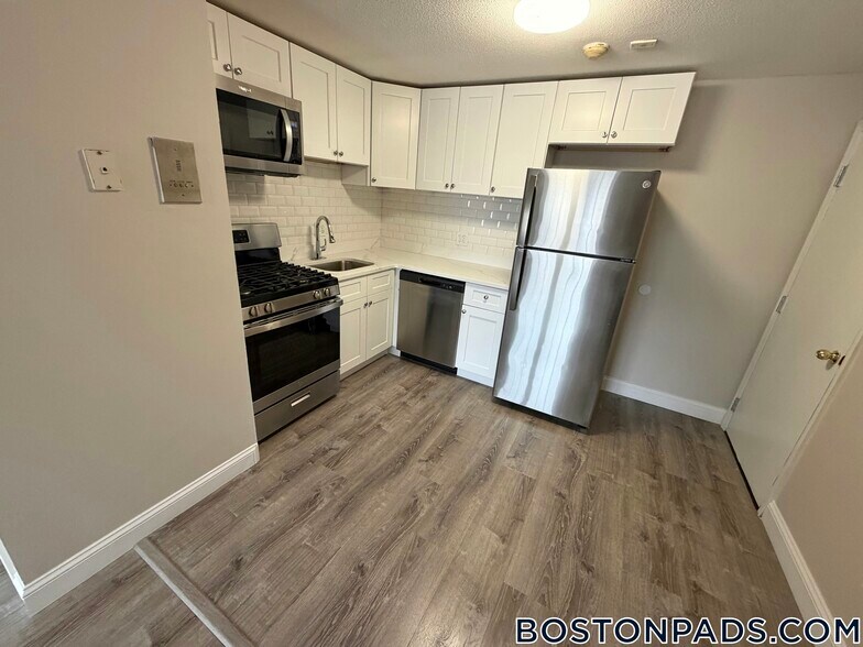 Building Photo - 71 Bernier St