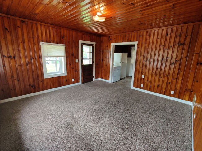 Building Photo - 402 E Walnut St