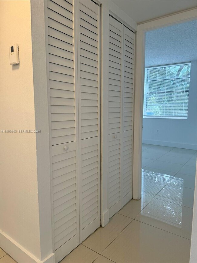 Building Photo - 9460 Fontainebleau Blvd