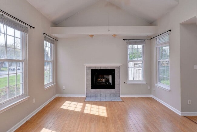 Building Photo - Spacious Duplex in Coventry