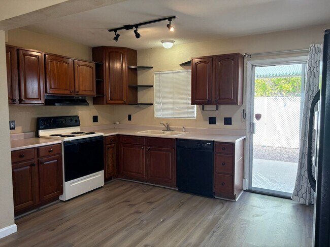 Building Photo - 2 Bed 1 Bath Twin Home Unit in Youngtown, ...