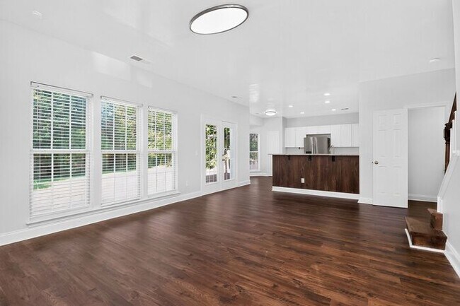 Building Photo - Spacious 4BD/2.5BA Home in Winding Creek!