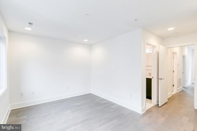 Building Photo - Northern Liberties Townhome with Parking