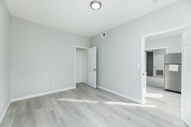 Building Photo - 8 E Green St