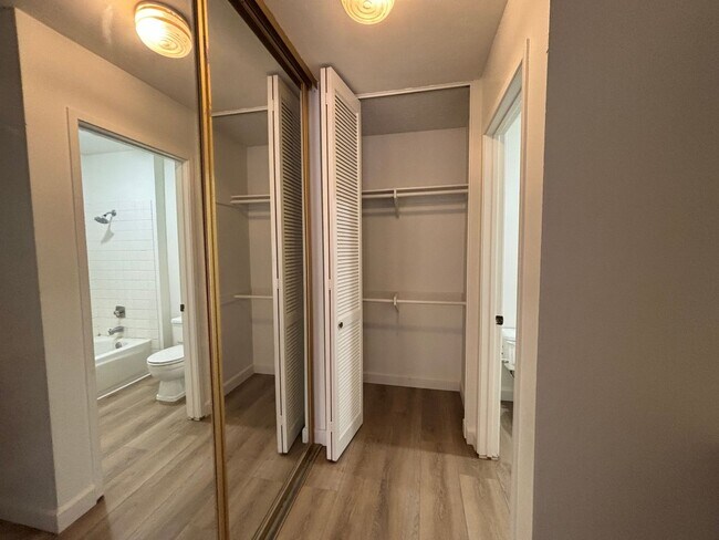 Building Photo - Spacious Updated Bonita Condo