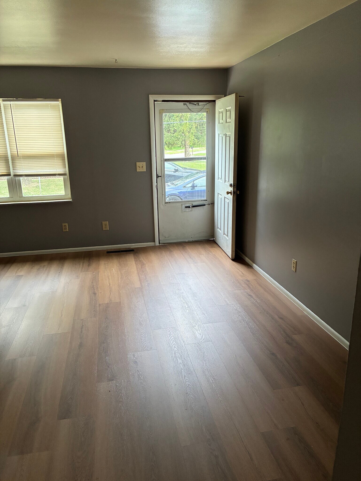 living rm view to f door exit - 3946 La Rosa Dr