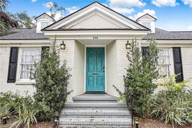 Building Photo - 725 E 53rd St