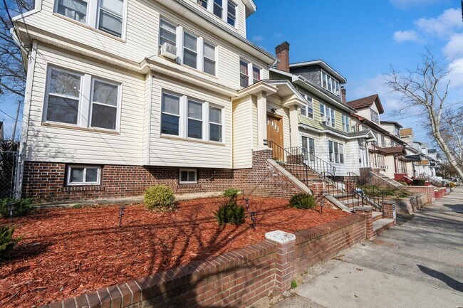 Building Photo - 41-43-43 Poe Ave