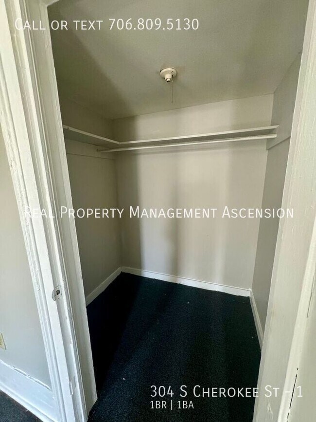 Building Photo - 304 S Cherokee St