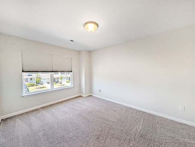 Building Photo - Spacious 3 Bed / 2.5 Bath Townhouse with Loft & 1-Car Garage