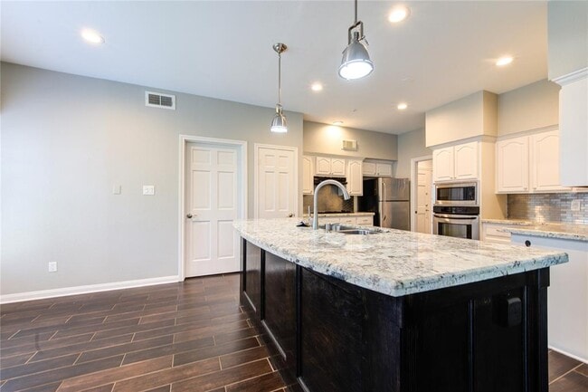 Building Photo - 25 Fairway Oaks Pl