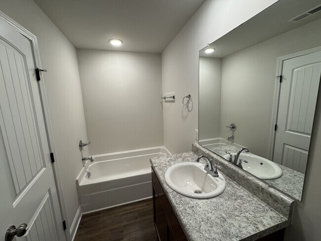 Building Photo - 103 Woodsbrook Pl SW