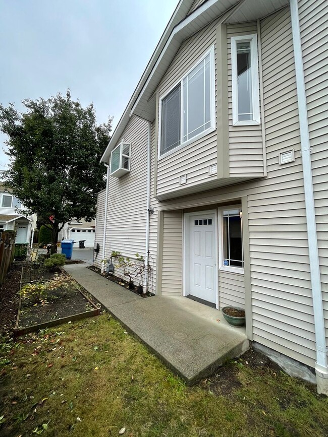 Building Photo - Spacious 2-Bedroom, 2-bathroom Townhome in...