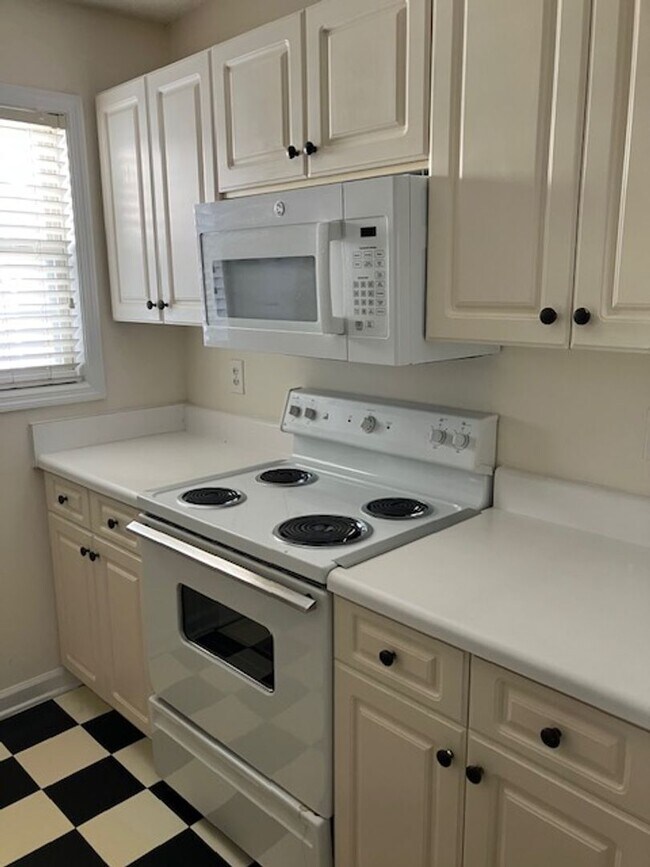 Building Photo - 715 Clearwater Ct