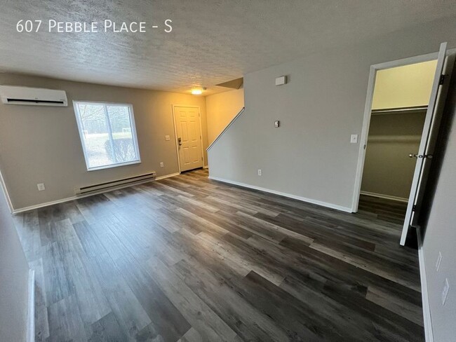 Building Photo - 607 Pebble Pl Dr