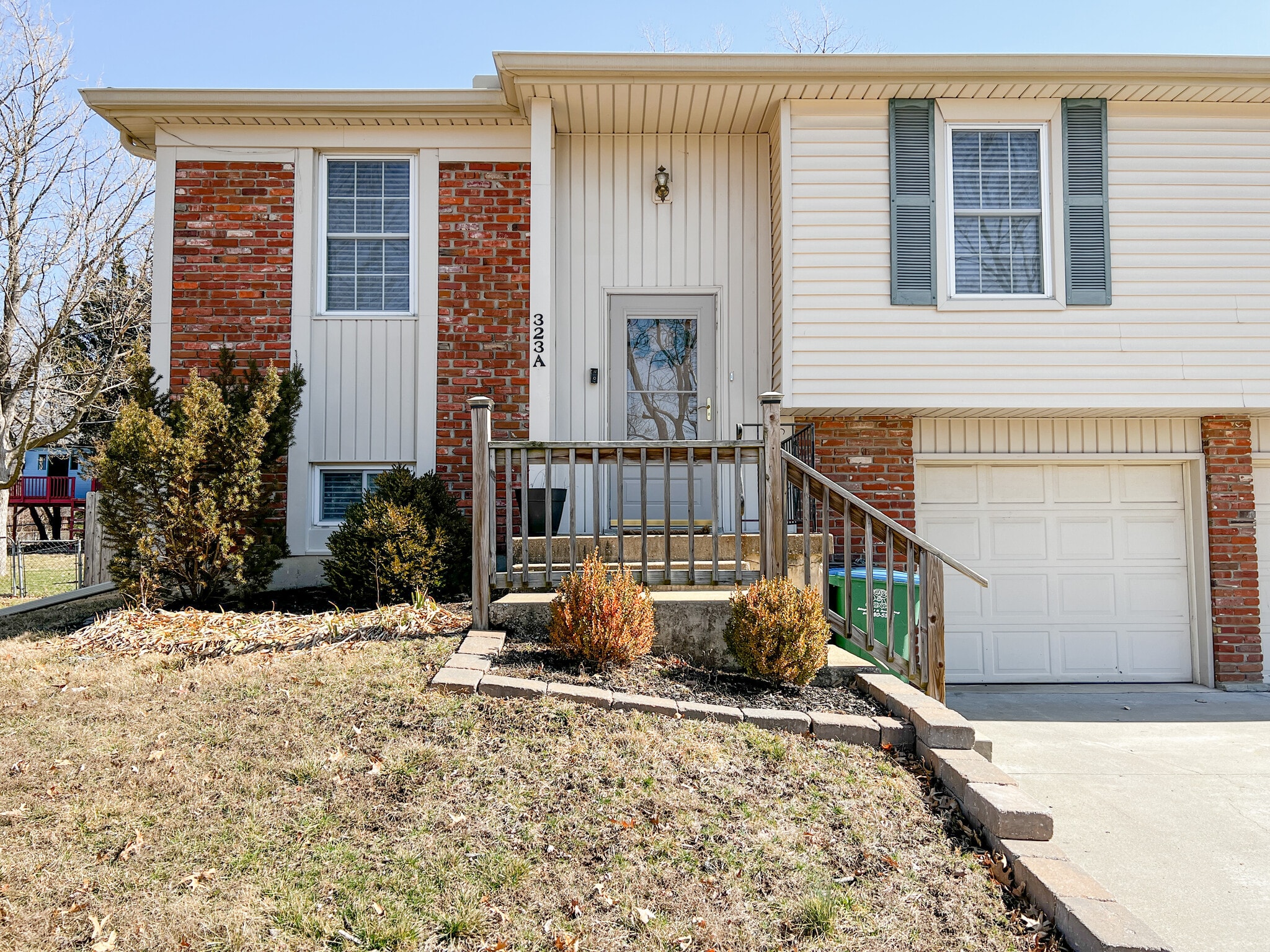 Building Photo - 323 SE Melody Ln