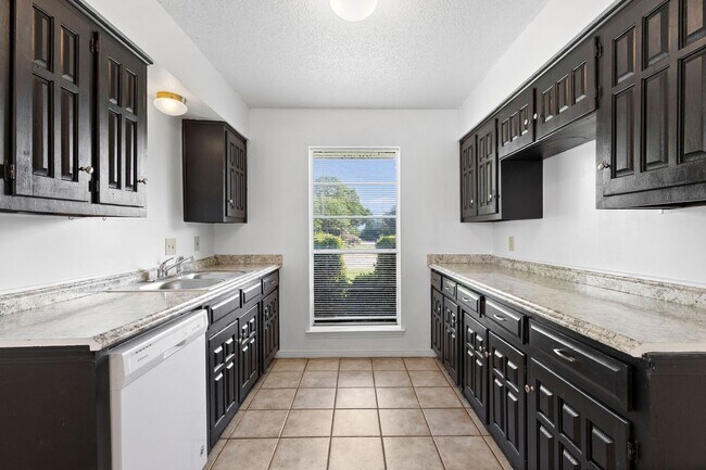 Building Photo - Charming 3-Bedroom, 3-Bathroom Home with S...