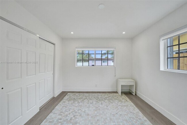 Building Photo - 2101 N 15th Ave