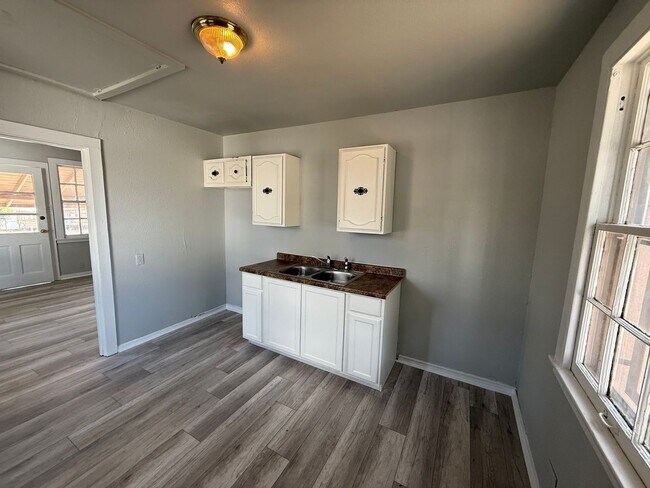 Building Photo - 3003 Venus St