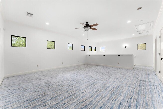 Building Photo - 2633 Collingwood Dr