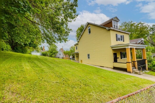Building Photo - Fully Renovated 3BR/2BA Gem in the Heart o...