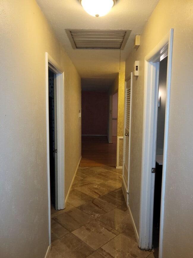 Building Photo - 104 W Lavender Ln