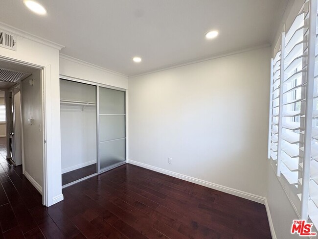 Building Photo - 957 S Gramercy Dr