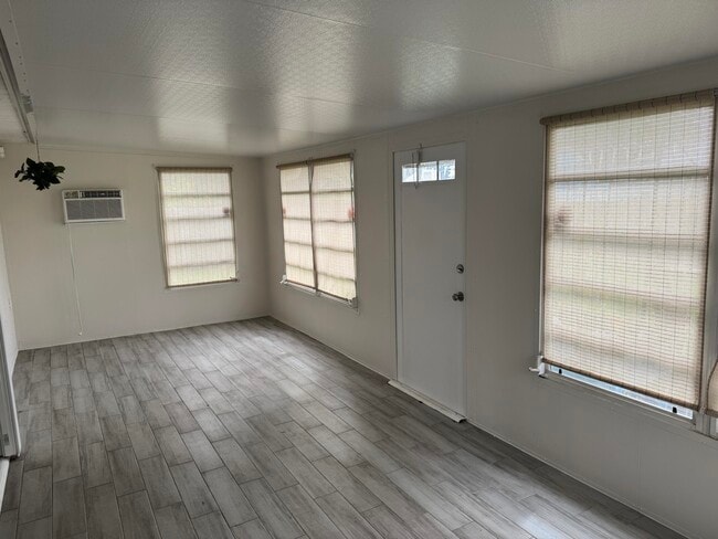 Building Photo - 250 SW Moselle Ave