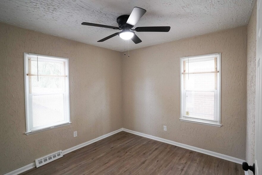 Building Photo - This beautifully updated 3-bedroom, 1-bath single-family home is ready for move-in!