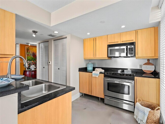 Building Photo - 7600 Collins Ave