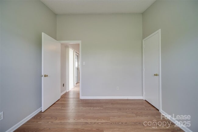Building Photo - 120 Lantana Dr